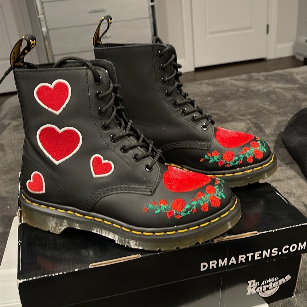 Brand new women black with hearts size 7 - Picture 3 of 11
